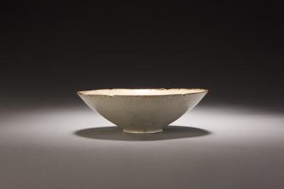 图片[1]-Dingyao white glaze flowered bowl-China Archive